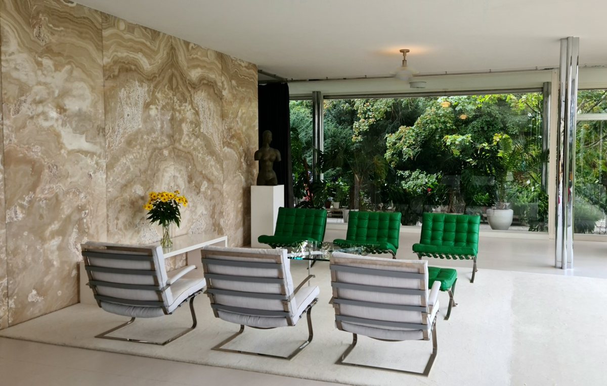 Villa Tugendhat: the onyx partition gives natural stone a clear role in the composition.